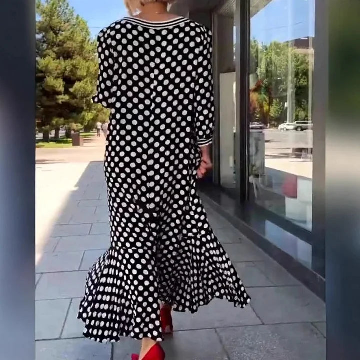 Vestido elegante de mulher às bolinhas com mangas compridas