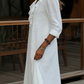 Vestido vintage com decote em V e folhos, bordado com flores