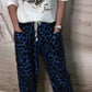 Boné de beisebol estampado, blusa de lantejoulas + calças de alfaiataria largas com padrão leopardo