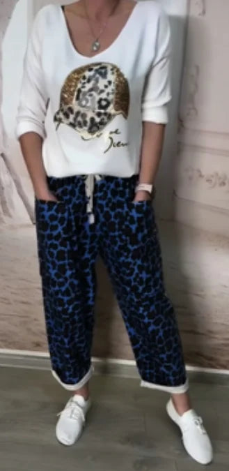Boné de beisebol estampado, blusa de lantejoulas + calças de alfaiataria largas com padrão leopardo
