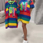Vestido às riscas com as cores do arco-íris e letras