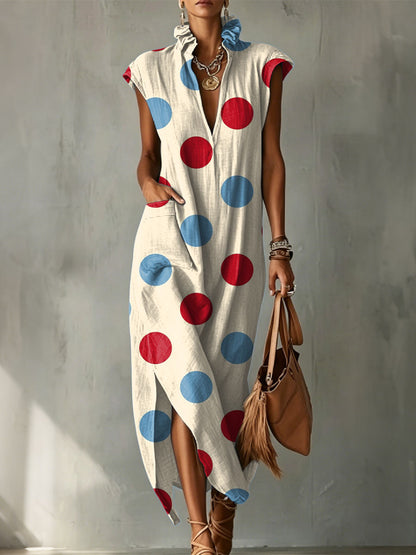 Um vestido em mistura de linho e algodão adornado com estampados coloridos de bolinhas.