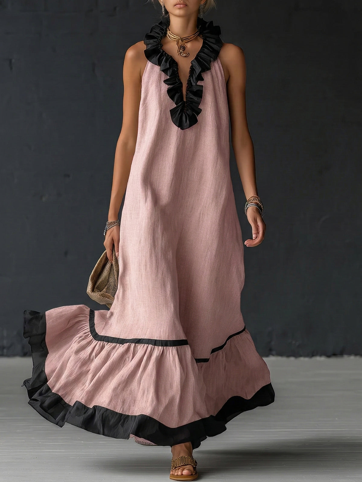 Vestido comprido elegante e romântico com folhos e blocos de cor