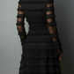 Vestido preto em tule com textura de franjas e camadas