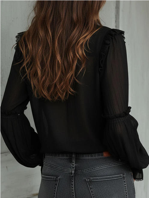 Camisola retro preta de mangas compridas com folhos e detalhes em renda.