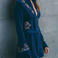Vestido de veludo azul estilo boémio