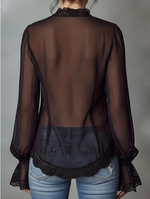 Blusa retro romântica com detalhes em renda preta e folhos em chiffon transparente.