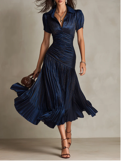 Vestido midi plissado em cetim retro listrado, modelagem justa