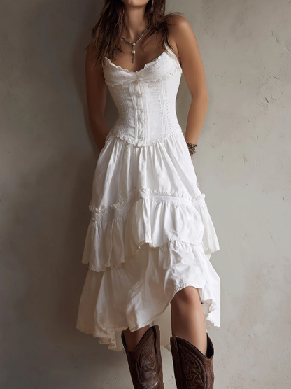 Vestido midi branco retro boho com espartilho em camadas e detalhes em renda.